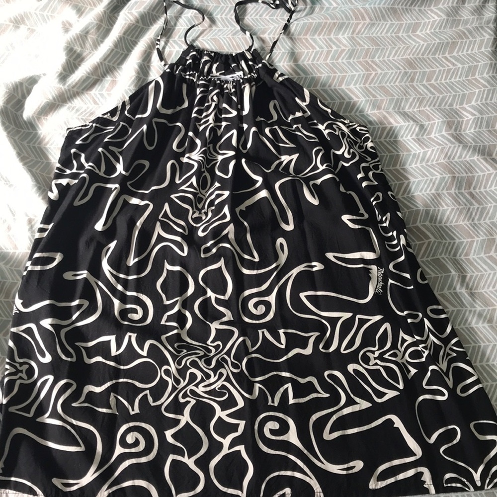 Black and white manuheali’i top